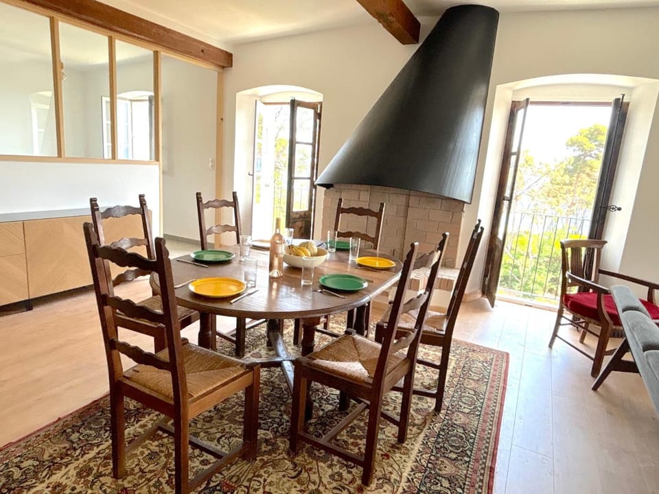 Kitchen or kitchenette, Living room, Seating area, Dining area