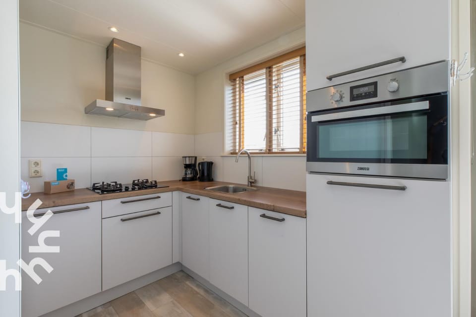 Kitchen or kitchenette, oven, stove