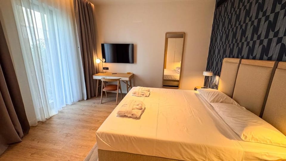 Bed, TV and multimedia, Photo of the whole room, Bedroom