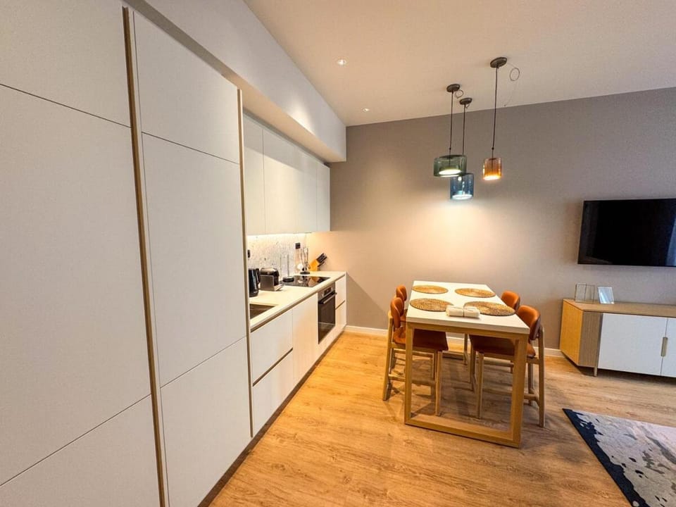 TV and multimedia, Kitchen or kitchenette, Dining area, oven, stove