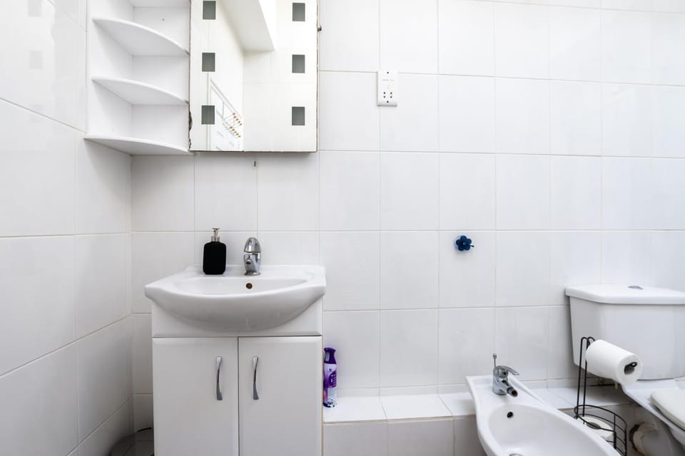 Huge 4 BR, 30s to Tube, 3 Bath & Gym Gear Apartment in London