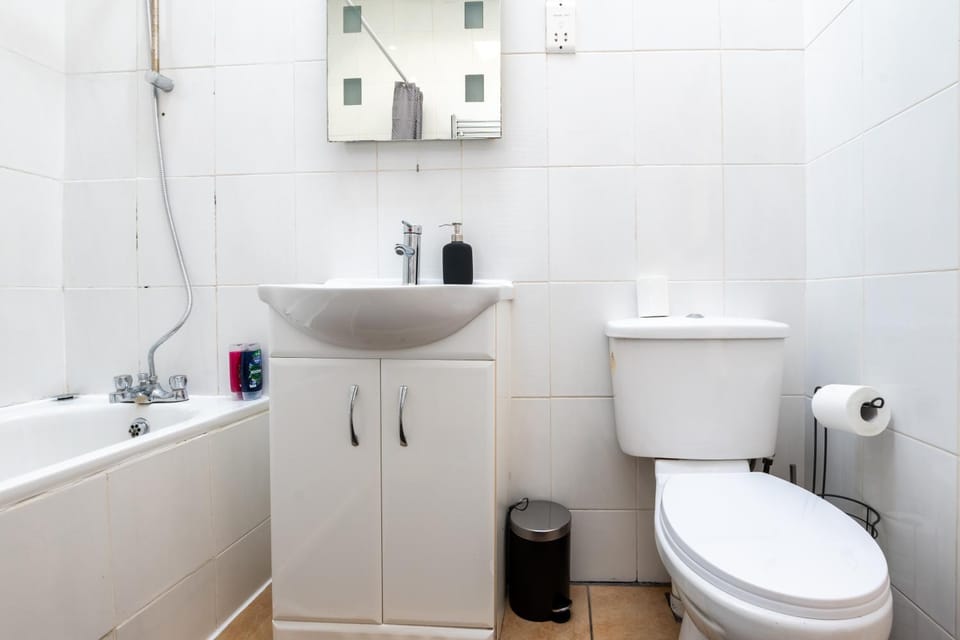 Huge 4 BR, 30s to Tube, 3 Bath & Gym Gear Apartment in London