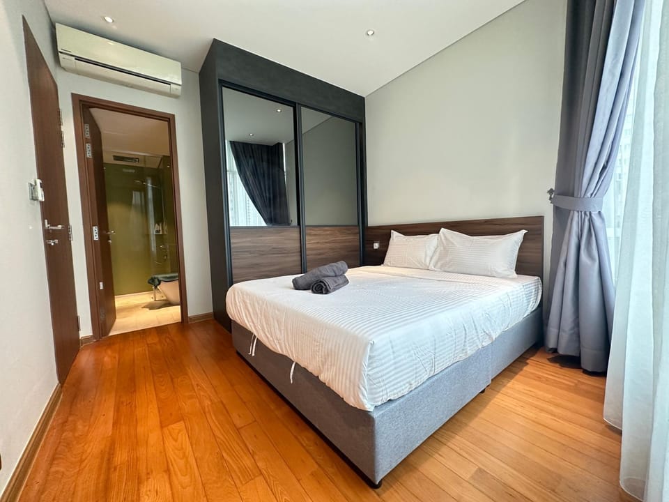 Photo of the whole room, Bedroom, wardrobe