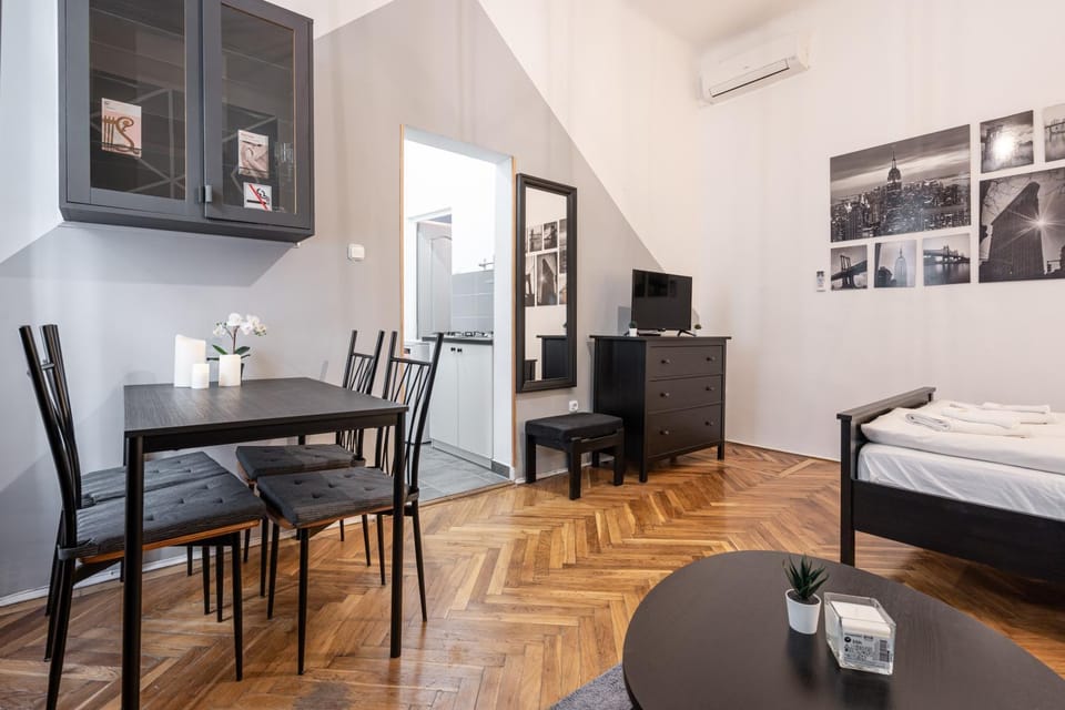 TV and multimedia, Photo of the whole room, Seating area, Dining area, air conditioner