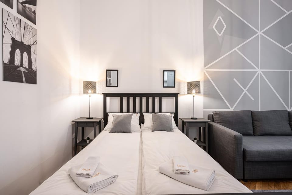 Bed, Photo of the whole room, Seating area, Bedroom