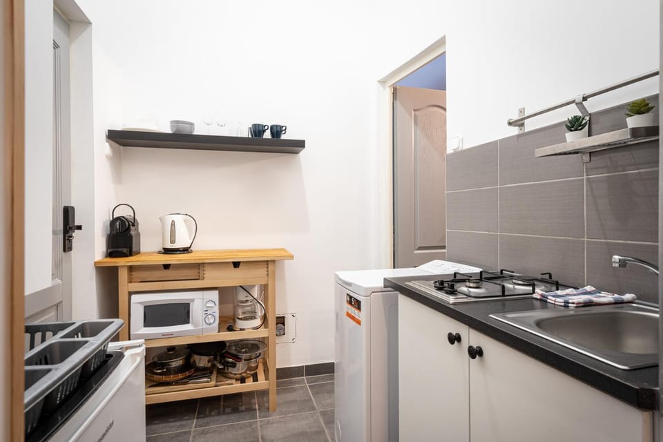 Kitchen or kitchenette, microwave, stove