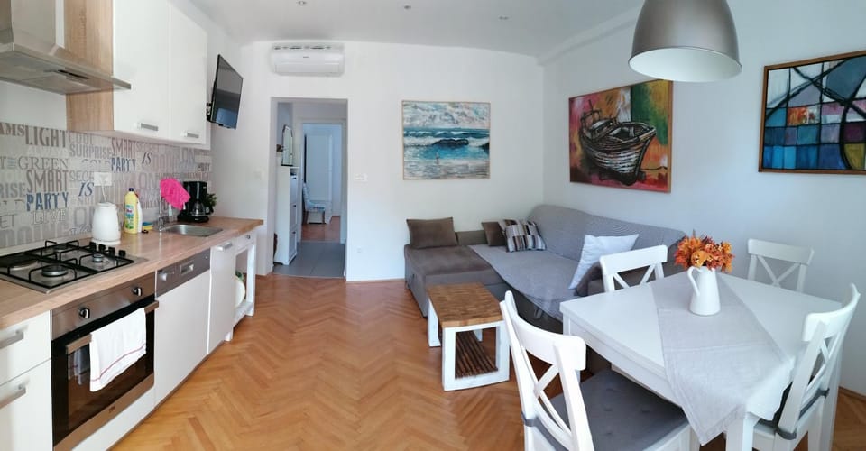 Kitchen or kitchenette, Living room