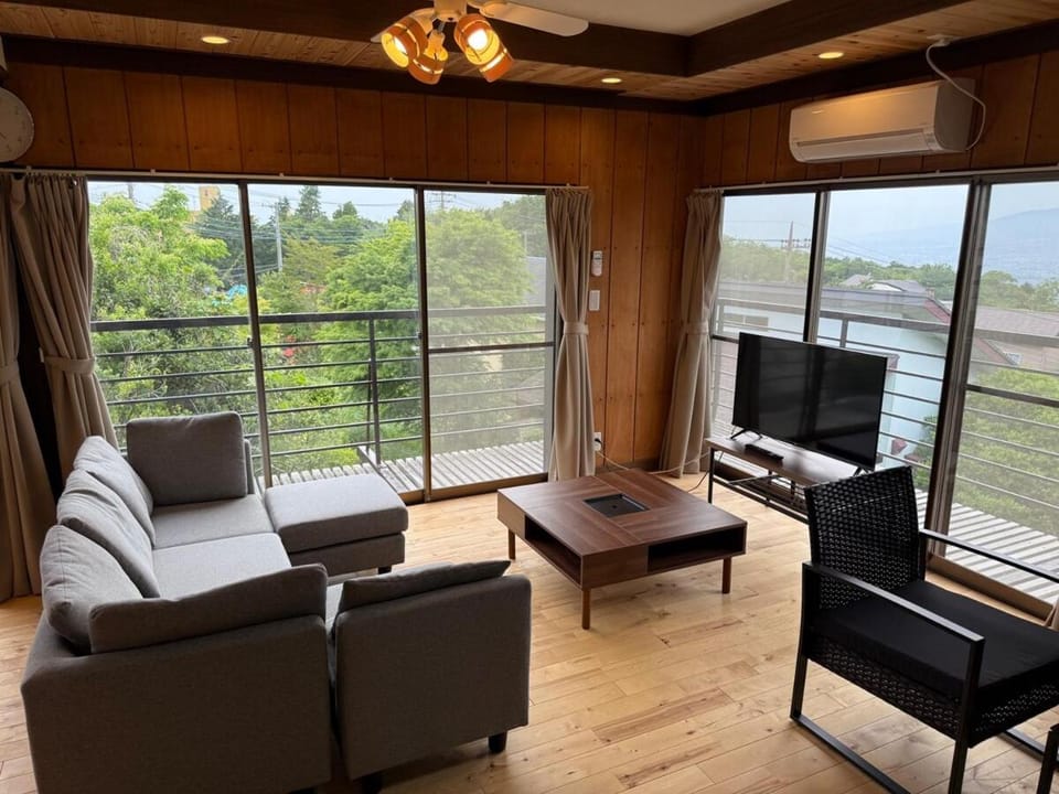 TV and multimedia, View (from property/room), Balcony/Terrace, Living room, Seating area