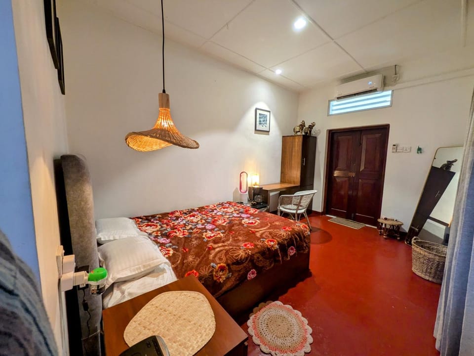 Bed, Living room, Photo of the whole room, Bedroom, air conditioner