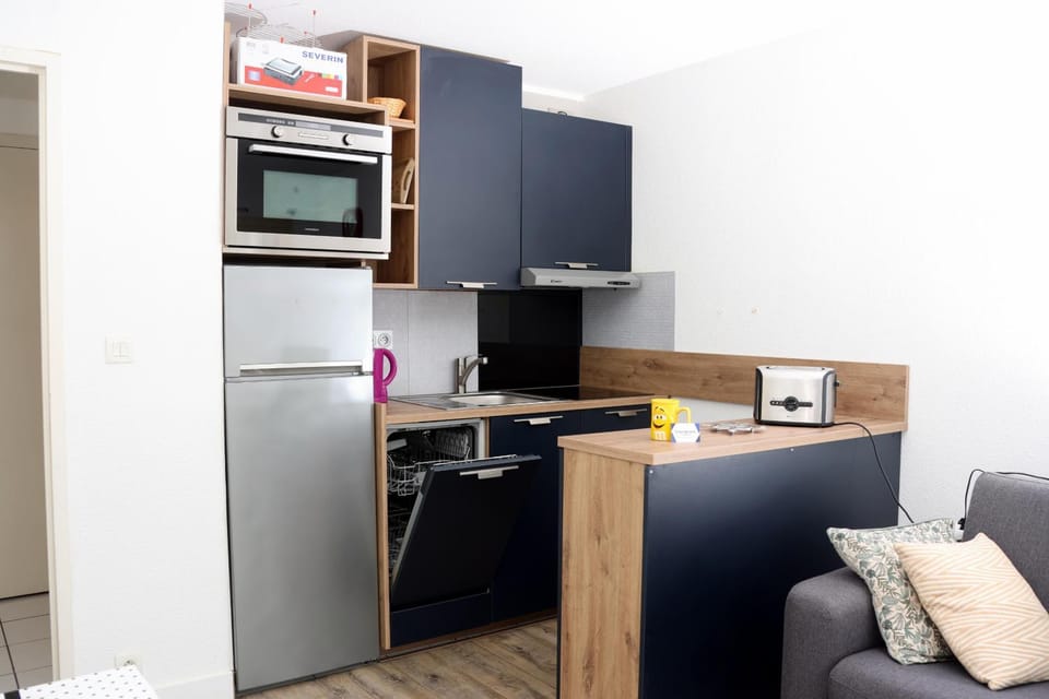 Coffee/tea facilities, Kitchen or kitchenette, microwave, oven, stove, toaster