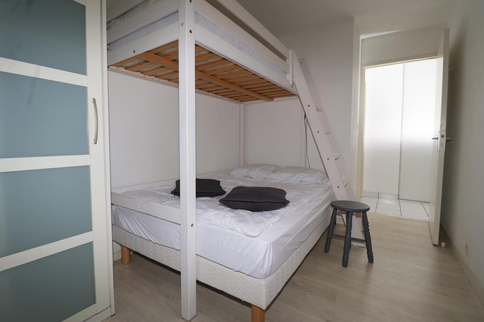 Bed, Photo of the whole room, Bedroom, bunk bed