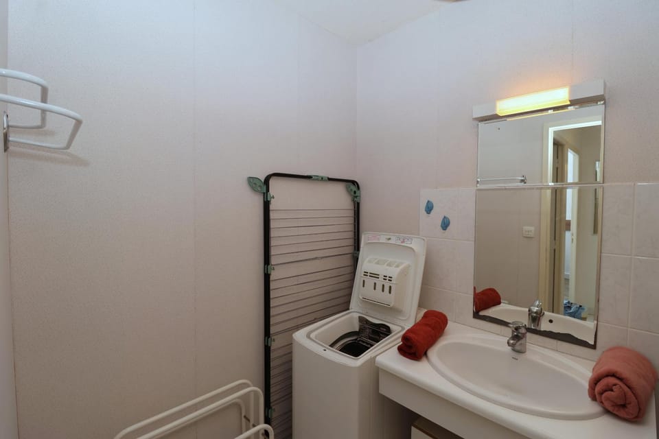 Bathroom, towels