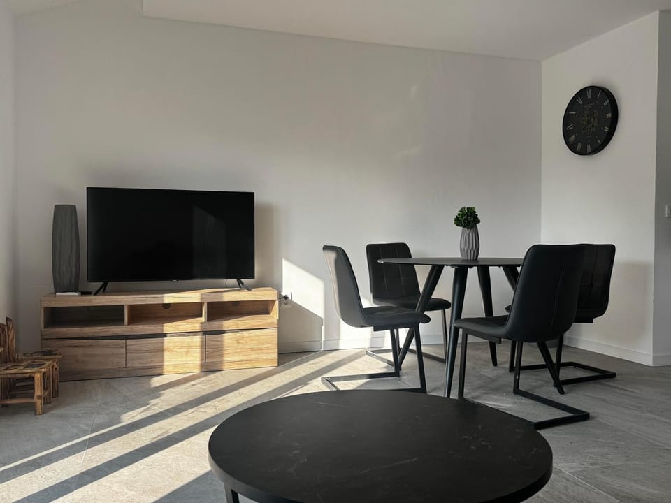 TV and multimedia, Living room, Dining area