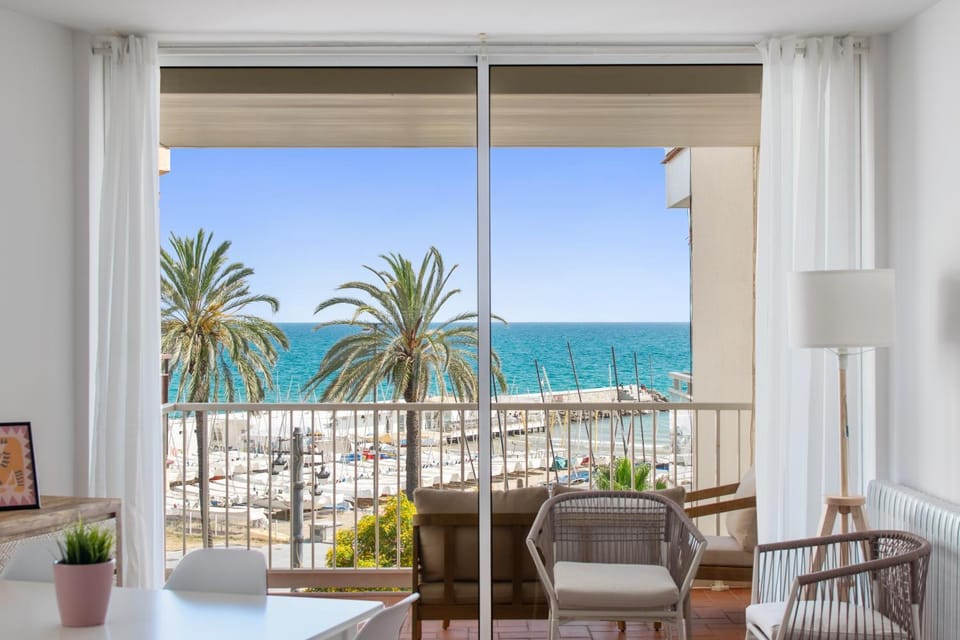 View (from property/room), Balcony/Terrace, Living room, Dining area, Beach, Sea view