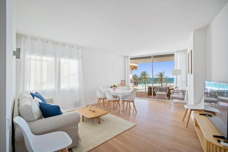 TV and multimedia, Balcony/Terrace, Living room, Seating area, Dining area