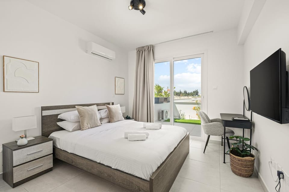 Bed, TV and multimedia, Evening entertainment, Bedroom, towels, air conditioner