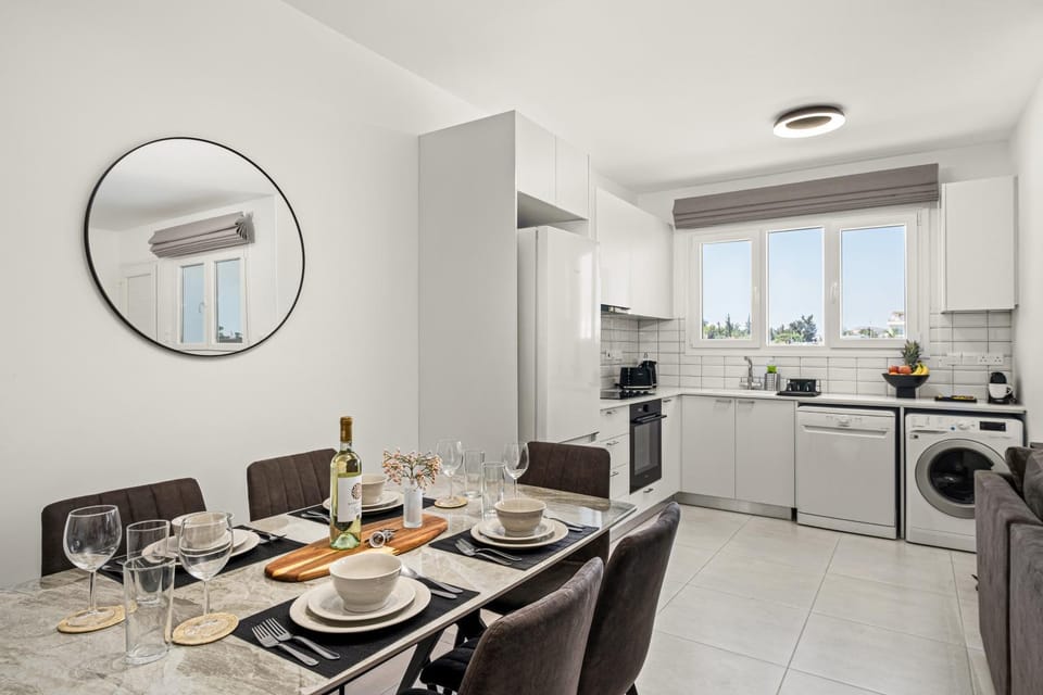 Kitchen or kitchenette, Food and drinks, Dining area, Food, dishwasher, oven, stove, toaster, washing machine