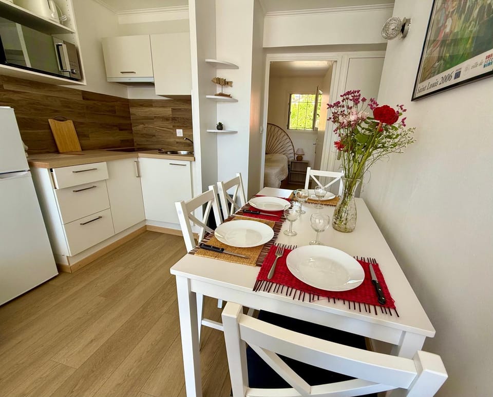Kitchen or kitchenette, Dining area