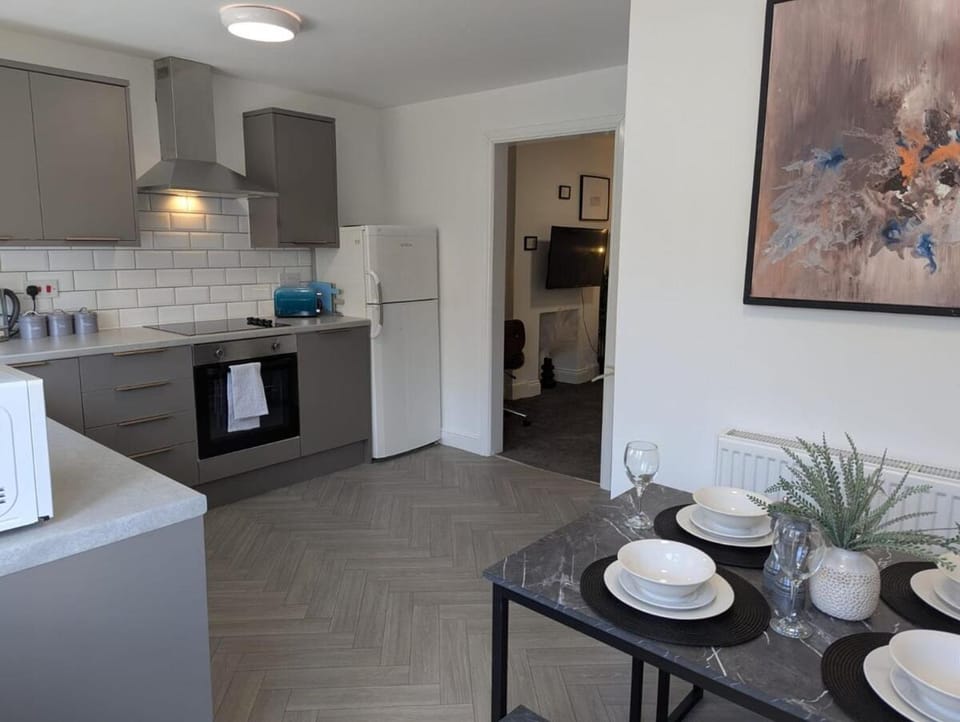 4BR House - Sleeps 7 - Business & Leisure - Wi-Fi - with Bathtub - 93HRC Apartment in Coventry