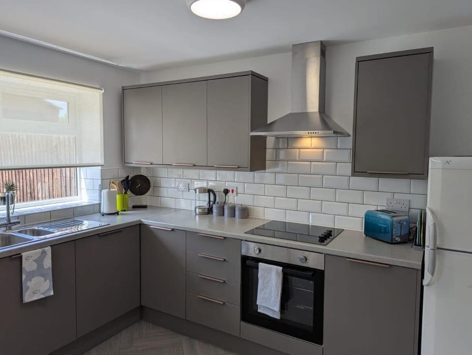 4BR House - Sleeps 7 - Business & Leisure - Wi-Fi - with Bathtub - 93HRC Apartment in Coventry