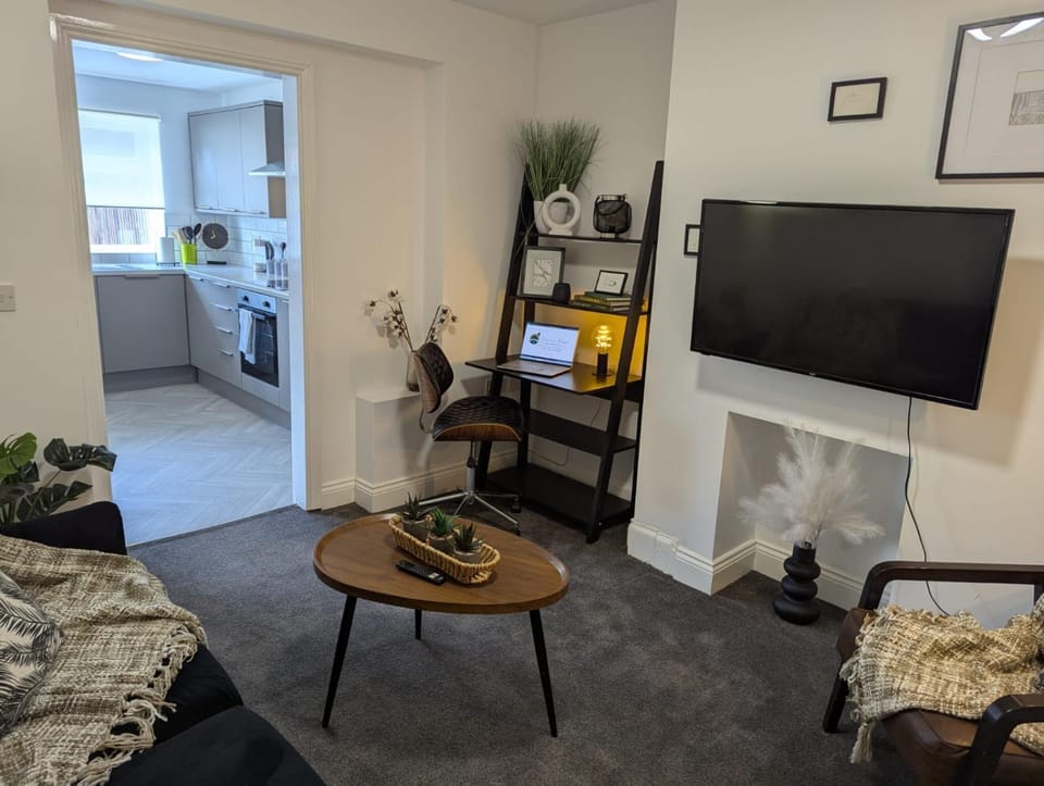 4BR House - Sleeps 7 - Business & Leisure - Wi-Fi - with Bathtub - 93HRC Apartment in Coventry