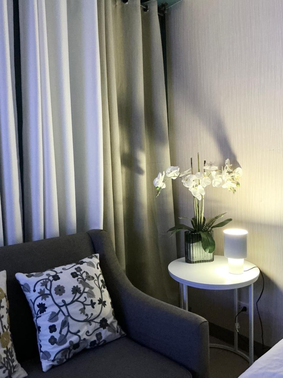 ONE UPTOWN RESIDENCE BGC 2-bed 1BR Apartment in Makati