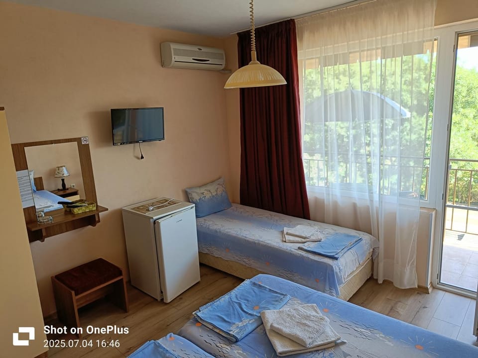 Bed, TV and multimedia, Photo of the whole room, Bedroom, air conditioner