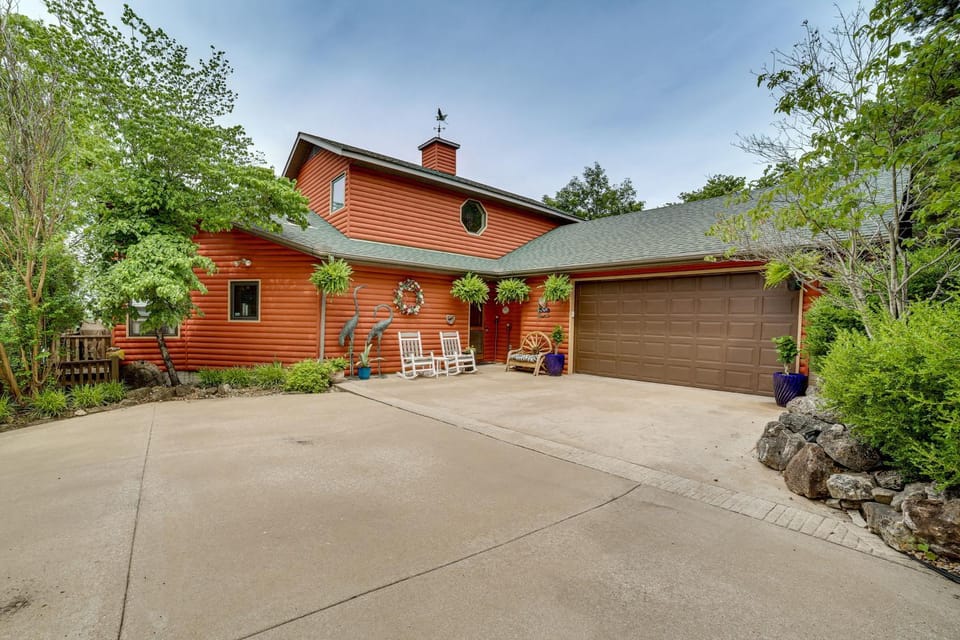 Decks and Views Spacious Cabin Near Table Rock Lake Cabin in Shell Knob