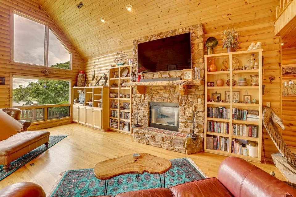 Decks and Views Spacious Cabin Near Table Rock Lake Cabin in Shell Knob