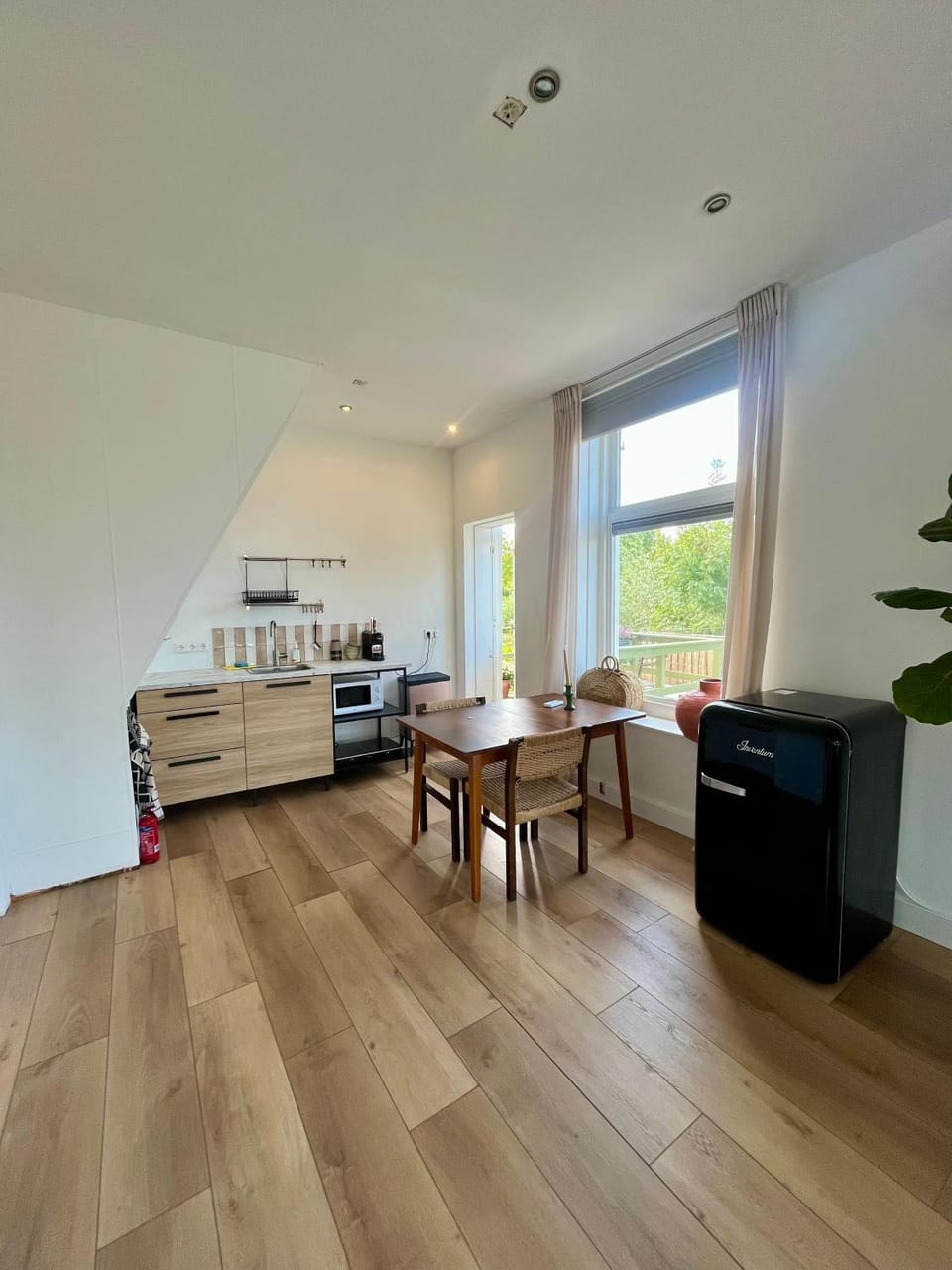 Kitchen or kitchenette, Seating area, Dining area