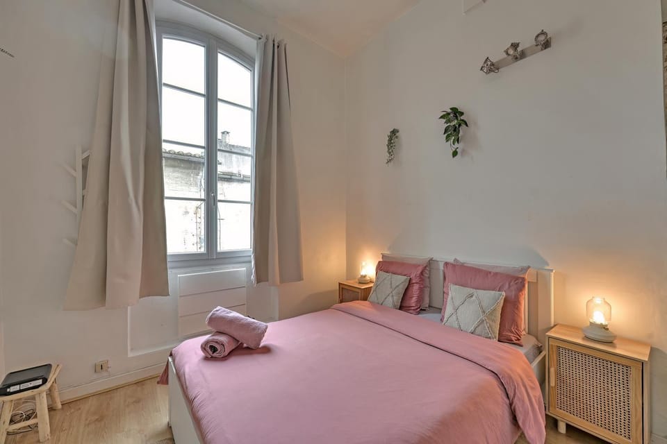Bed, Living room