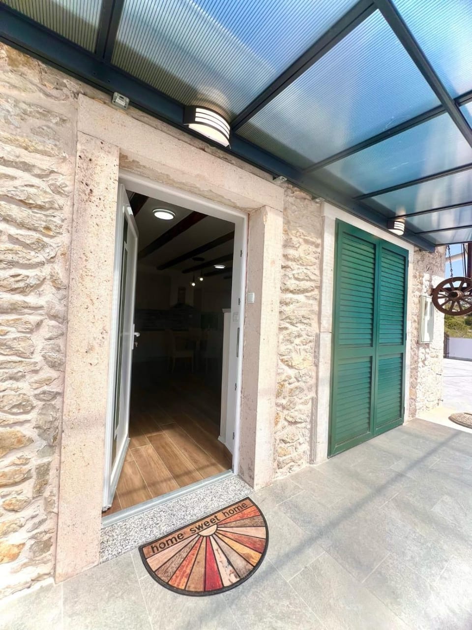 Facade/entrance