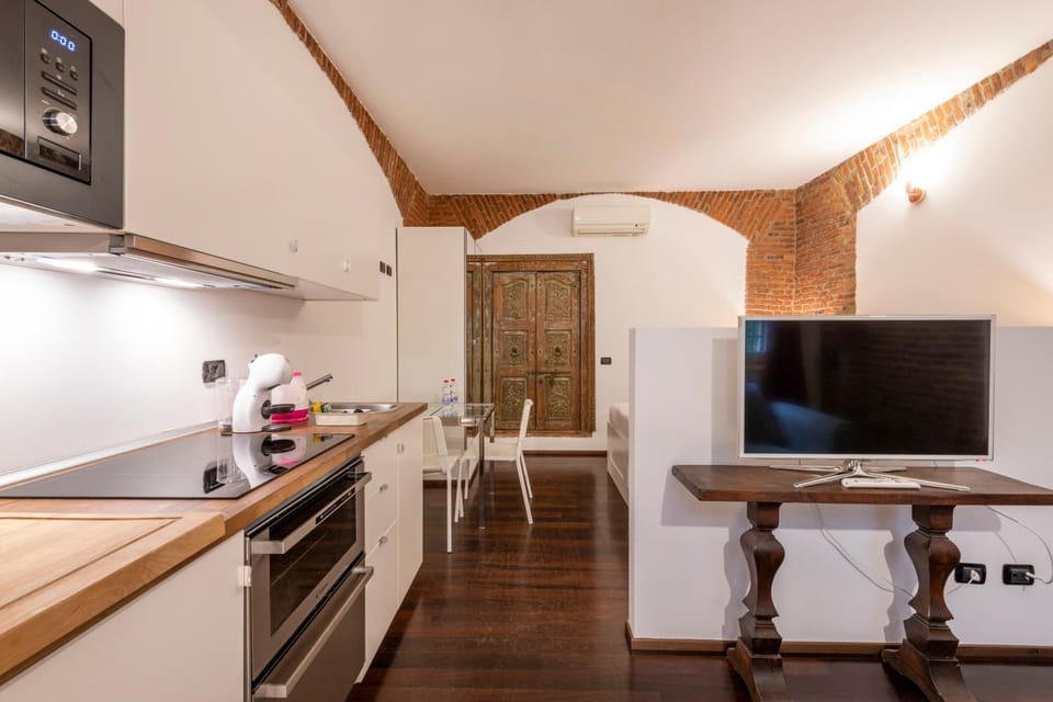 TV and multimedia, Kitchen or kitchenette, Dining area, oven, stove