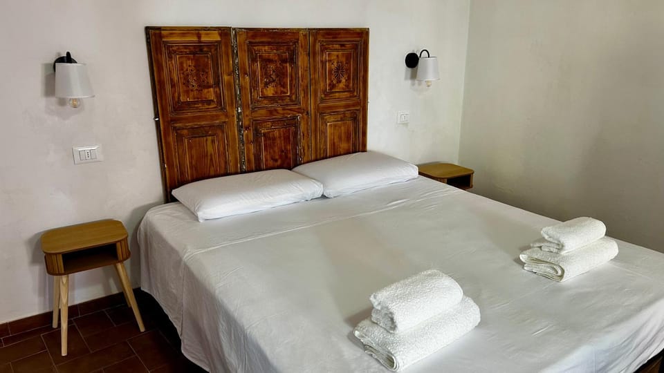 Bed, towels