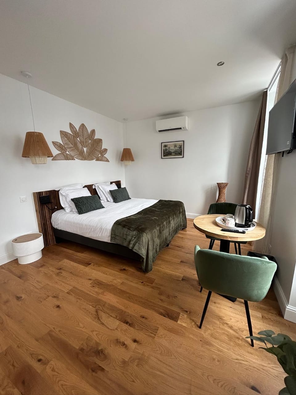 Bed, TV and multimedia, Photo of the whole room, Bedroom