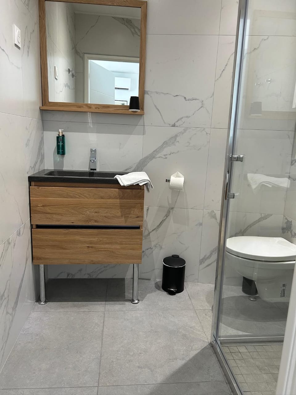 Shower, Toilet, Bathroom, towels