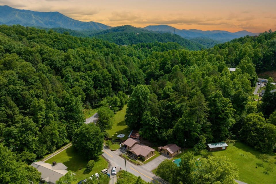 2 Mi to Dtwn: Spacious Gatlinburg Home w/ Hot Tub! House in Gatlinburg