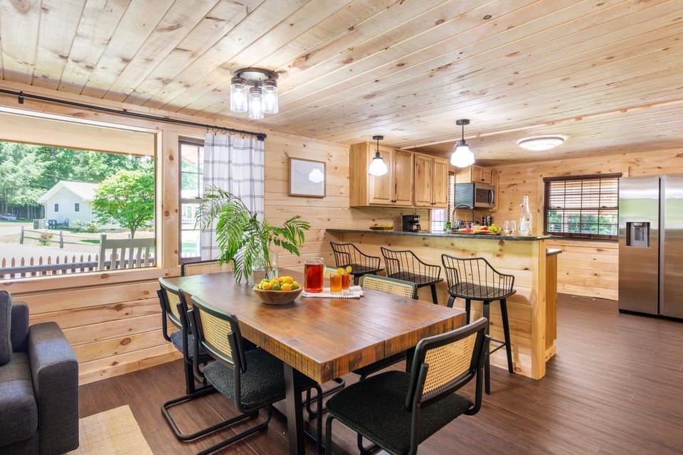 2 Mi to Dtwn: Spacious Gatlinburg Home w/ Hot Tub! House in Gatlinburg