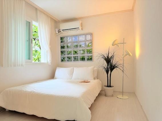 Sindaebang Station 8 minutes on foot 20 minutes by subway from Hongdae to Gangnam 3 room 4 queen beds 1 bed per person 2 floor 1 minute from convenience store Apartment in Seoul