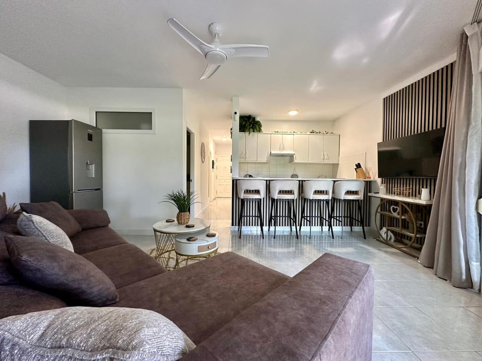 TV and multimedia, Kitchen or kitchenette, Living room, Seating area, Dining area, air conditioner