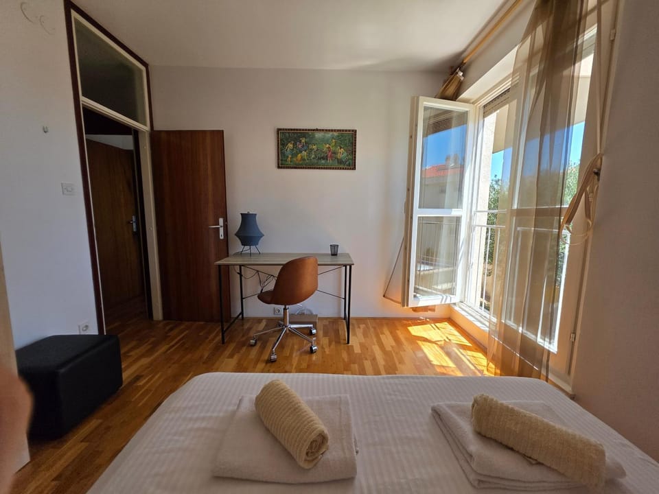 Bed, Seating area, Bedroom, towels