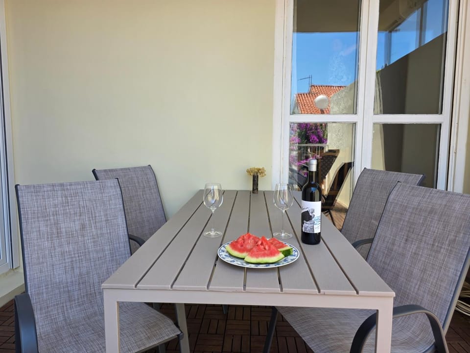 Patio, Food and drinks, Seating area, Dining area, Food, Drinks