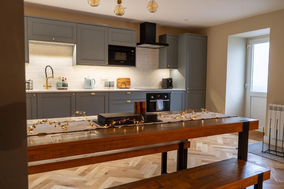 Kitchen or kitchenette, Dining area