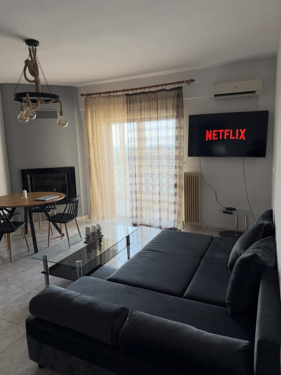 Communal lounge/ TV room, TV and multimedia, Living room, Seating area, Dining area, Evening entertainment, air conditioner