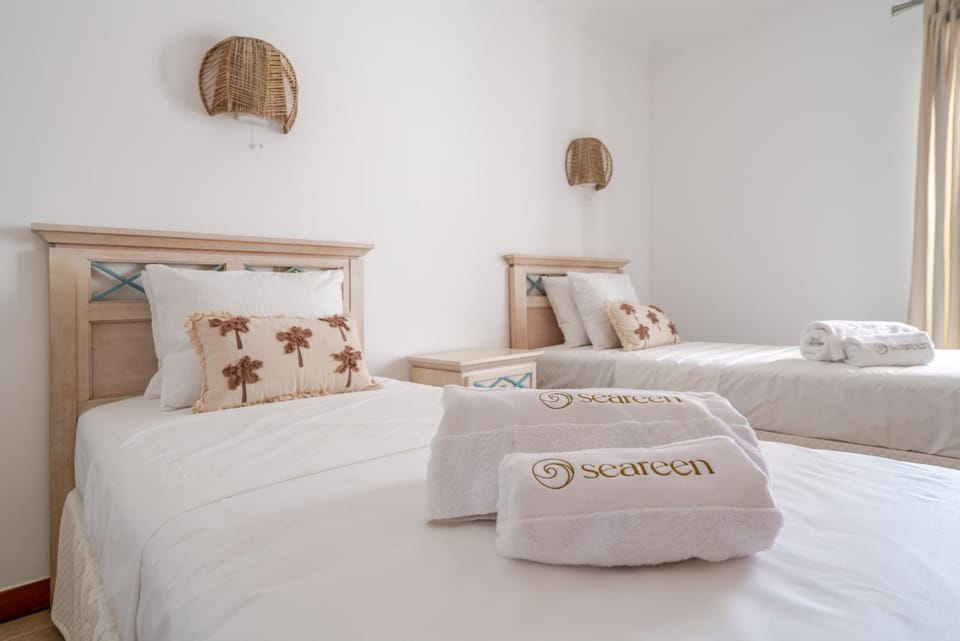 Bedroom, towels