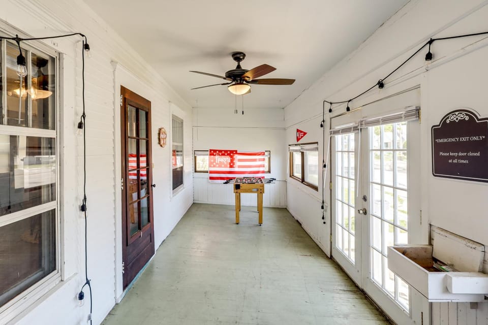 1 Mi to UNL: Group Getaway w/ Game Area House in Lincoln