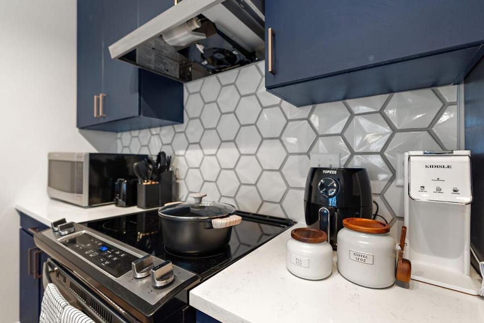 W208 Luxury Spacious 2Bd Condo In DT Minneapolis, Minutes From Minneapolis Convention Center & US Bank Arena Apartment in Loring Park