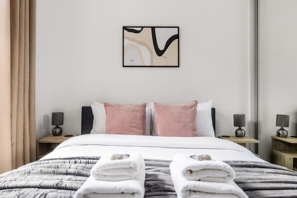 Bed, Bedroom, towels