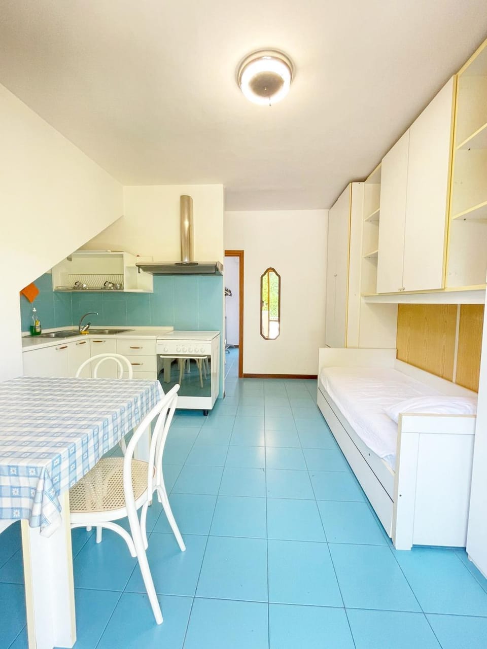 Bed, Kitchen or kitchenette, Dining area, oven, stove