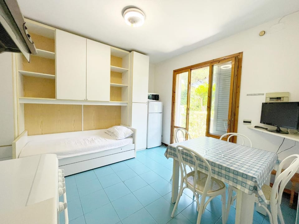 Bed, Kitchen or kitchenette, Living room, Dining area, oven